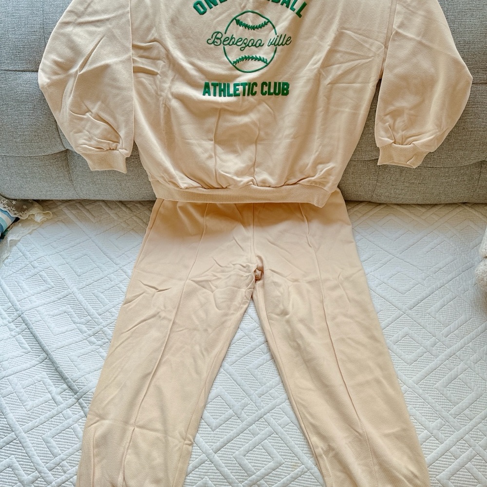 One set sweatshirt and pants for girls